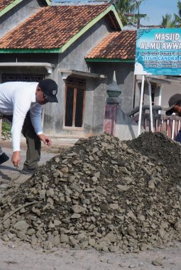 Wabup Tubaba Turun Tangan, Gotong Royong Tambal Jalan Bersama Warga dan Swasta