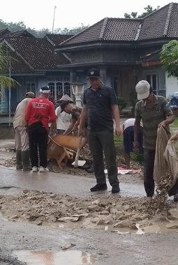 Wabup Nadirsyah Kembali Turun Gotong Royong, Perbaiki Jalan Bersama Warga Tunas Asri dan Tirta Makmur