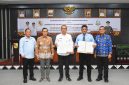 Bupati Tubaba Novriwan Jaya Bersama Kajari Tubaba Didik Sudarmadi, SH.MH memperlihatkan MoU dalam Bidang Datun