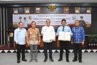 Bupati Tubaba Novriwan Jaya Bersama Kajari Tubaba Didik Sudarmadi, SH.MH memperlihatkan MoU dalam Bidang Datun