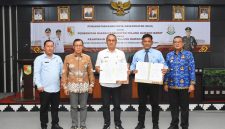 Bupati Tubaba Novriwan Jaya Bersama Kajari Tubaba Didik Sudarmadi, SH.MH memperlihatkan MoU dalam Bidang Datun