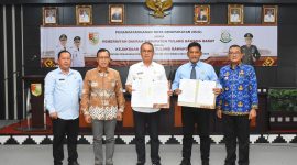 Bupati Tubaba Novriwan Jaya Bersama Kajari Tubaba Didik Sudarmadi, SH.MH memperlihatkan MoU dalam Bidang Datun