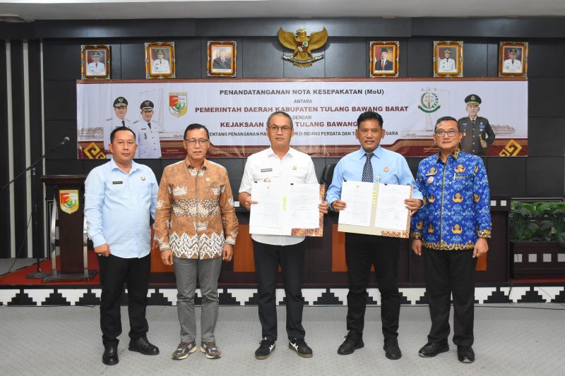 Bupati Tubaba Novriwan Jaya Bersama Kajari Tubaba Didik Sudarmadi, SH.MH memperlihatkan MoU dalam Bidang Datun