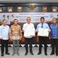 Bupati Tubaba Novriwan Jaya Bersama Kajari Tubaba Didik Sudarmadi, SH.MH memperlihatkan MoU dalam Bidang Datun