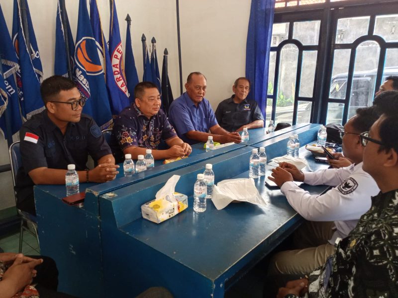 KPU Tubaba tengah berkunjung ke Kantor DPD Partai NasDem Tubaba di Tiyuh Tirta Makmur Kecamatan Tulangbawng Tengah, Kamis 18/6/2026)